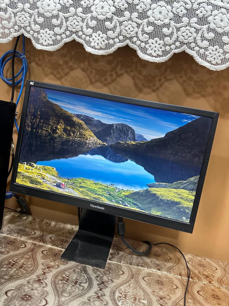 Computer Core i5 4th gen with LCD and Computer Table 5