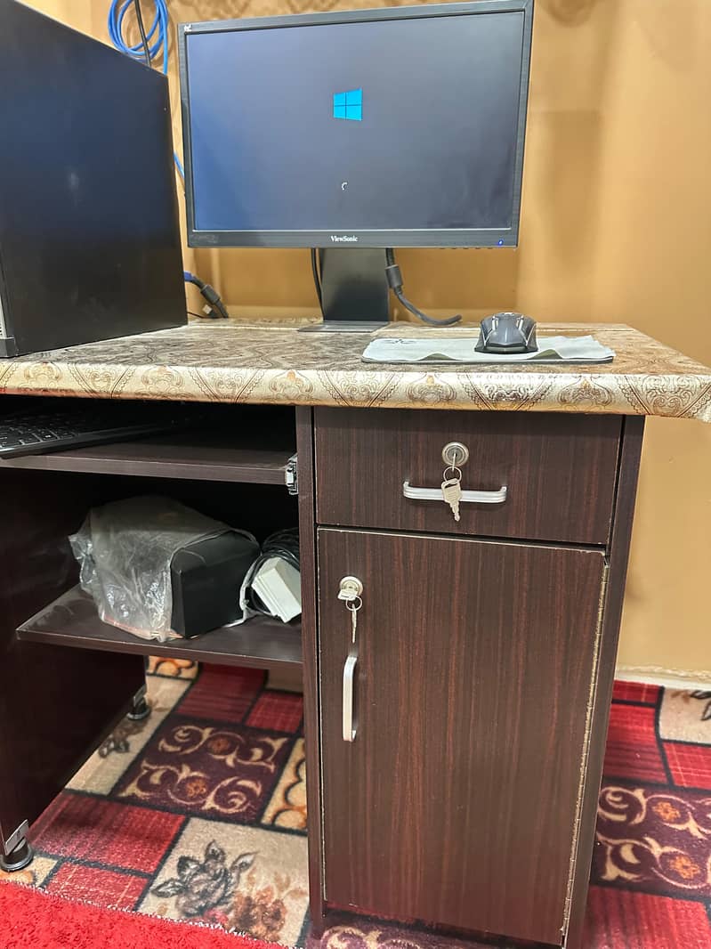 Computer Core i5 4th gen with LCD and Computer Table 7