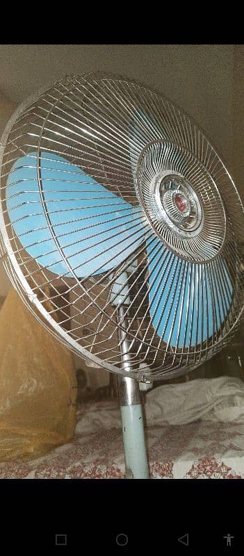 22" trademark series Table Fan 0