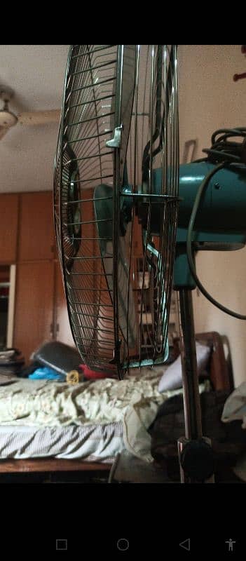 22" trademark series Table Fan 2