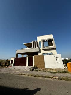 250sq Yd 4 & 5 Bedrooms Luxury Villa FOR SALE. Adjacent To Jinnah Avenue, Easy Access To Entrance Facing GRAND MOSQUE. All Facilities Nearby And Utilities Present.