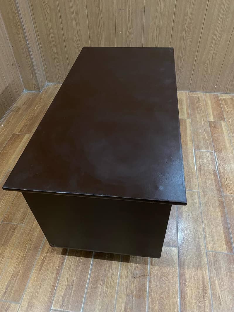 Table in good condition 2