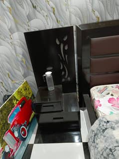 new in condition 10by 10 bed side table dressing table n 2stools