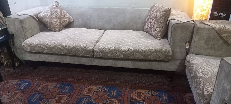 7 seater almost new sofa set only in 57thousand 4