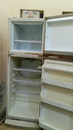 fridge kee body. dawlance  medium/small