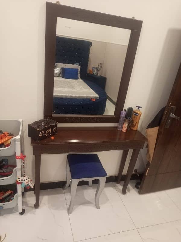 Round bed in blue with side tables mattress and dressing in wooden 8