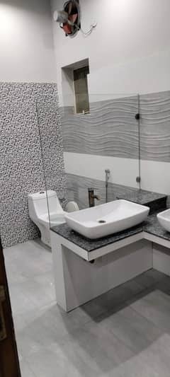 4.5 MARLA UPPER PORTION AVAILABLE FOR RENT IN COLLAGE TOWN NEAR HIGH COURT COLLAGE ROAD LAHORE