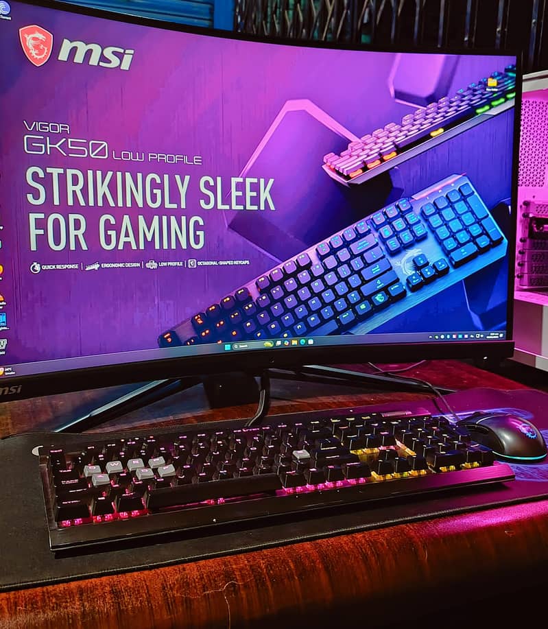 Msi Artymis 323cqr 32 inch 2k 165hz curved monitor box open condition 3