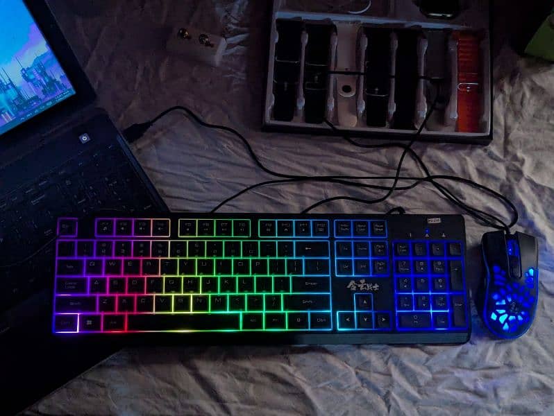 RGB keyboard with different lights and with mouse 0