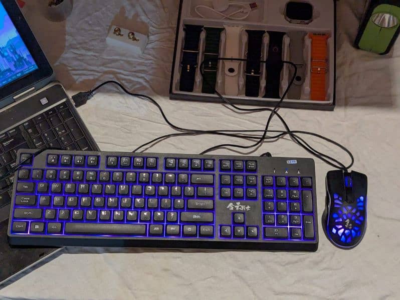 RGB keyboard with different lights and with mouse 1