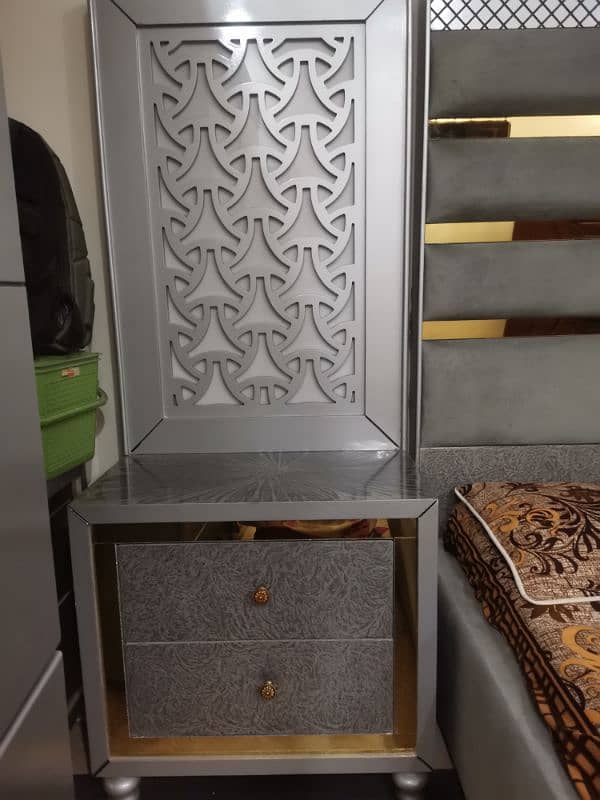 King size double bed, side tables, dressing table and almari 7