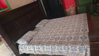 بہت اچھا بیڈ ہے کنگ سائز ہے پالش  ہوا ہےدبئی سے امپورٹ کیا ہوا ہے