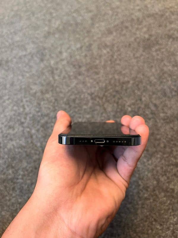 Face id not working and other is in 10 by 10 condition 5