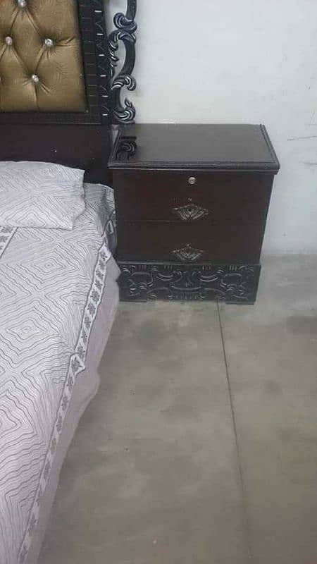 bed with 2 side tables and dressing table 2