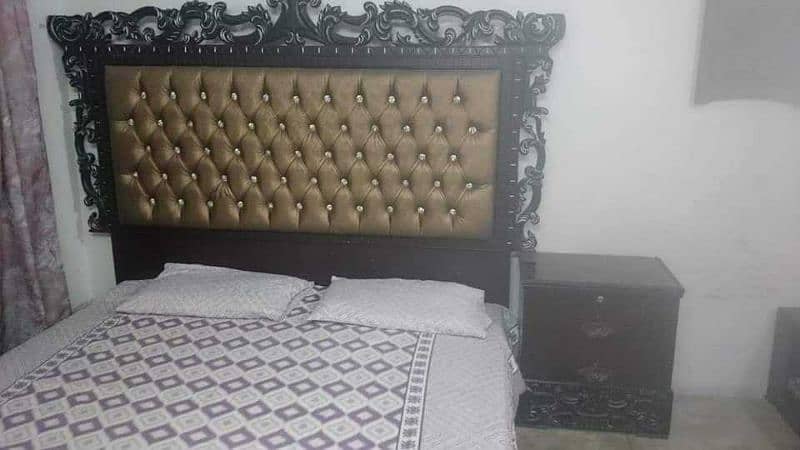 bed with 2 side tables and dressing table 3