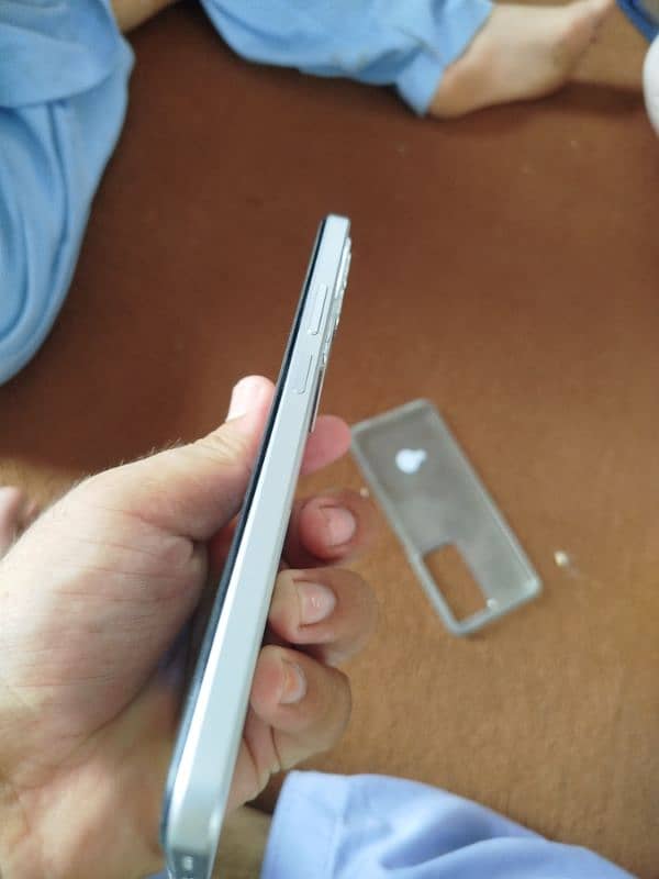 realmi c71 only one week use like 10/10 condition all is ok white colr 4