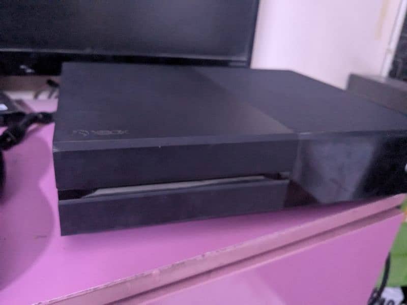 Xbox one console with 1 orignal wireless controller 0
