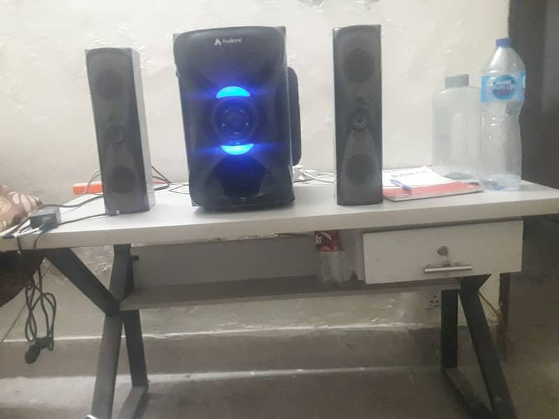 office table with locker and keys price negotiatable 0