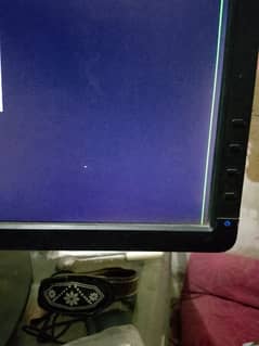 Dell ki hai LCD ismein 1 green line a rahi hai aur Halka sa 1 dot