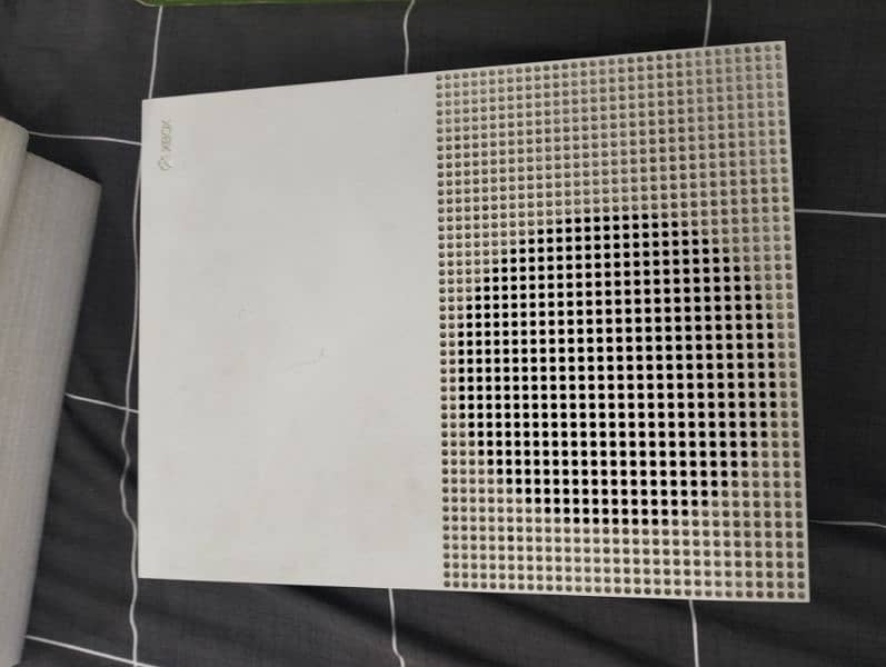 Xbox 1 S with 2 Original Controllers with box 5