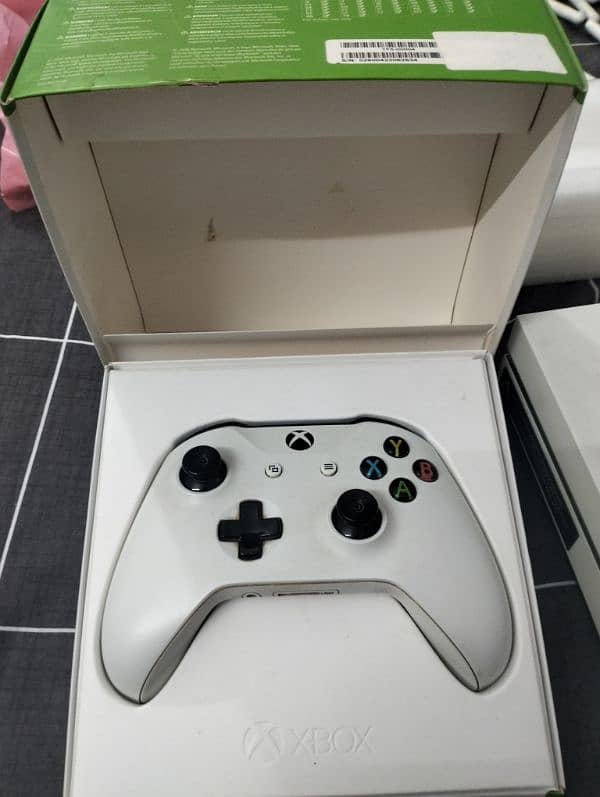 Xbox 1 S with 2 Original Controllers with box 6
