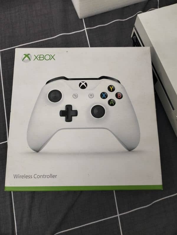 Xbox 1 S with 2 Original Controllers with box 7