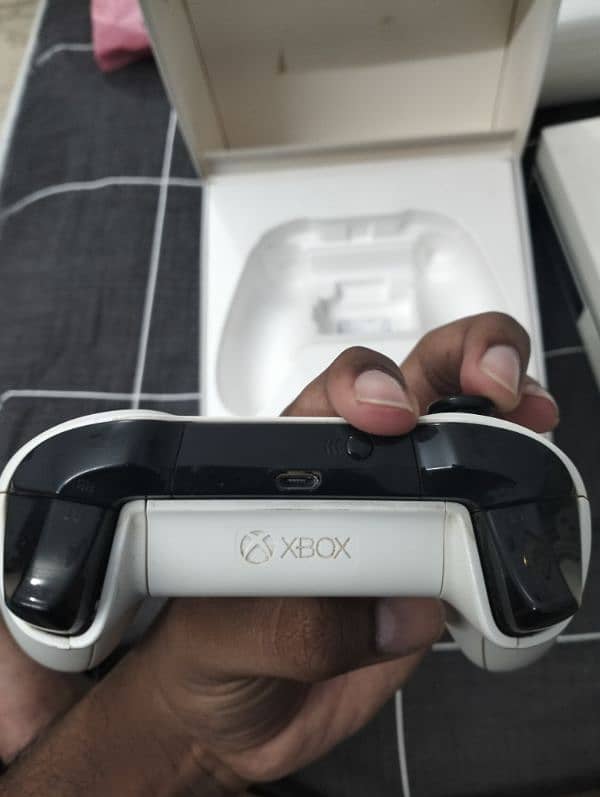 Xbox 1 S with 2 Original Controllers with box 8