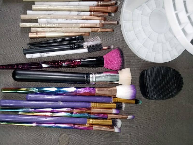 MAKEUP BRUSHES 0