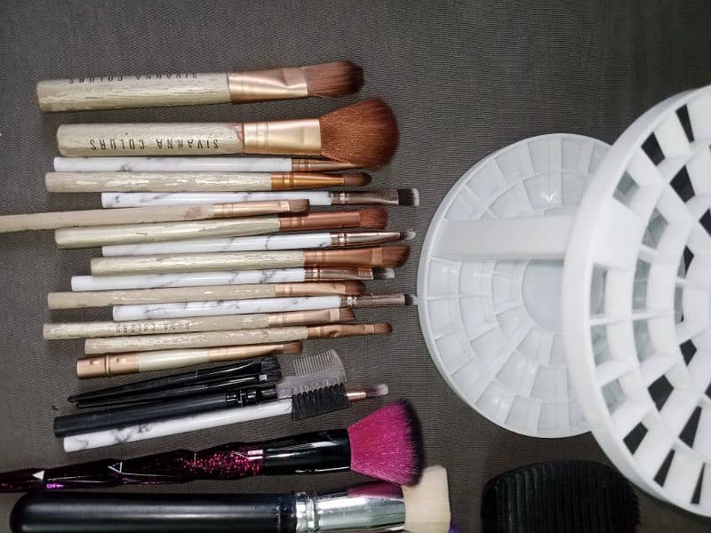 MAKEUP BRUSHES 1