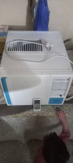 0.75 ton gree window ac DC INVERTER like new
