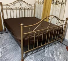 iron king size used bed