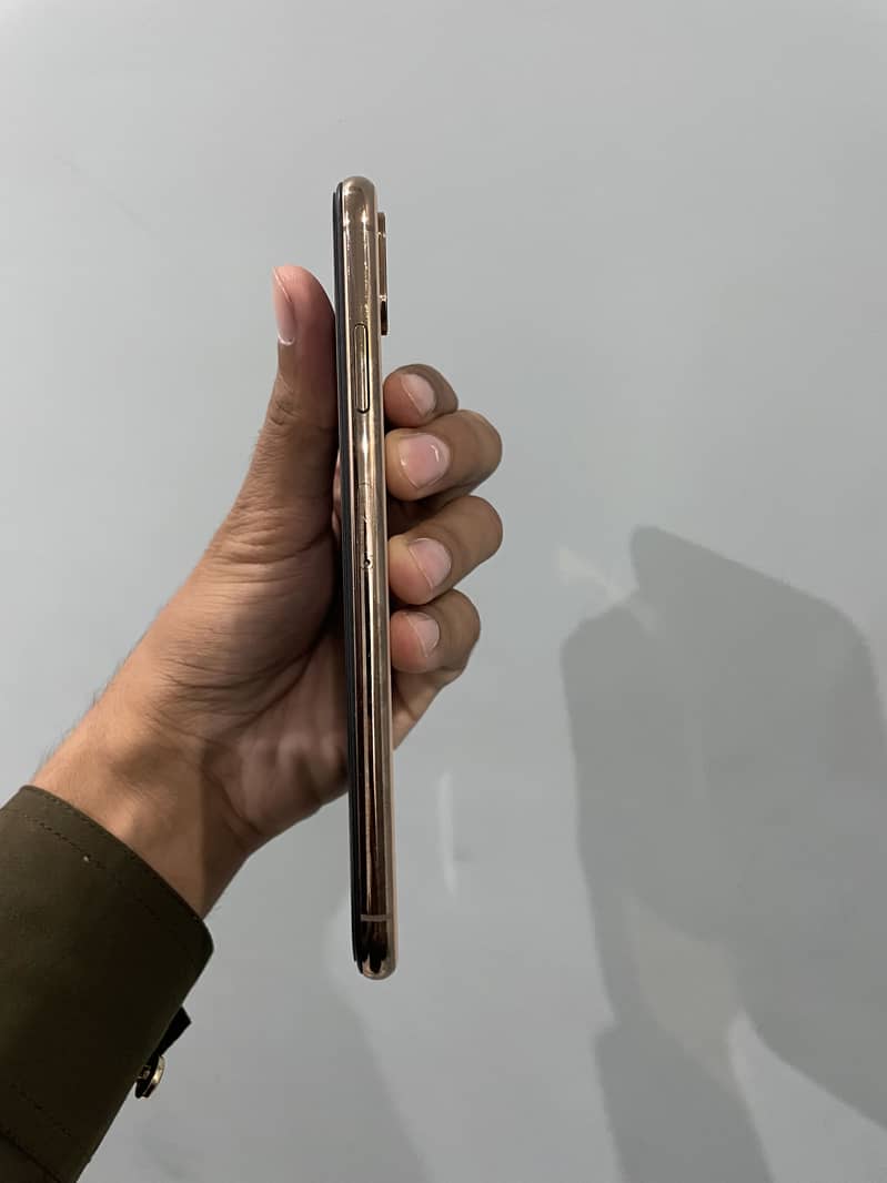 Iphone xs max with box 7