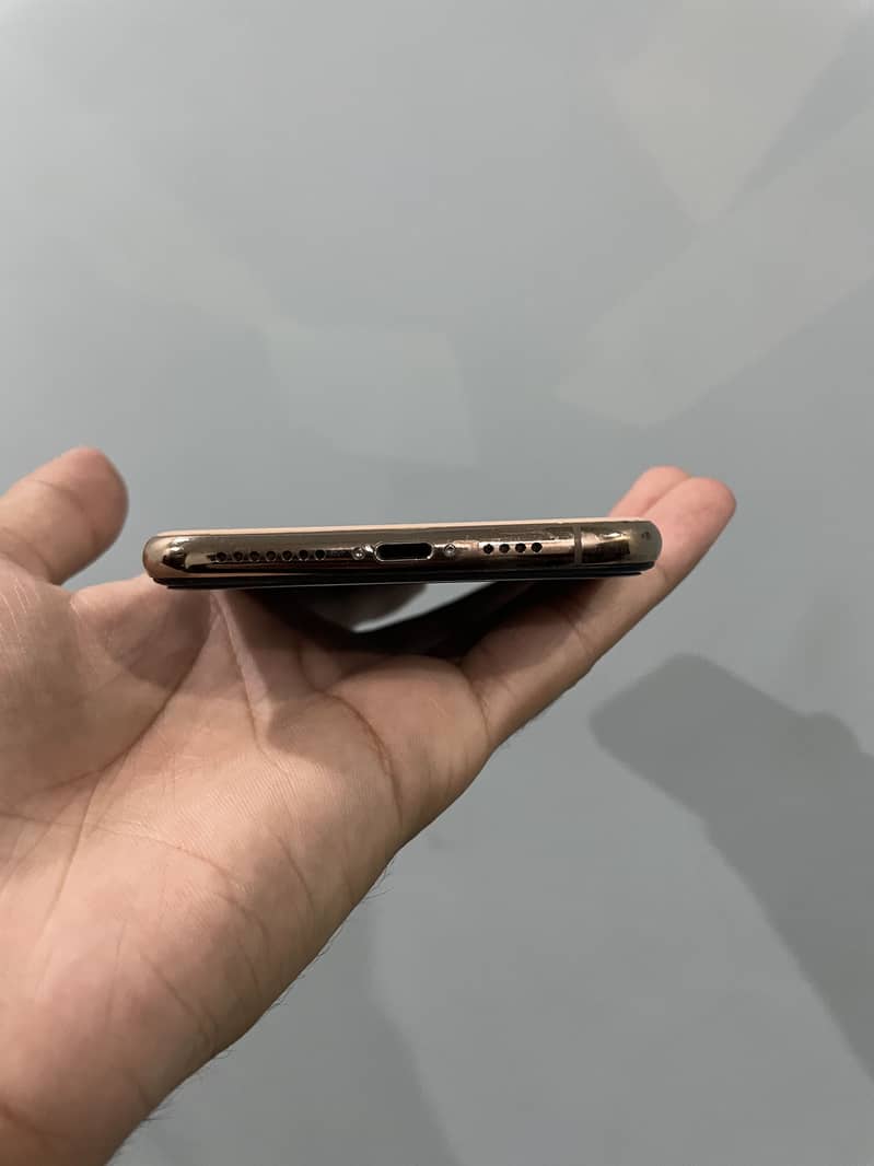 Iphone xs max with box 8