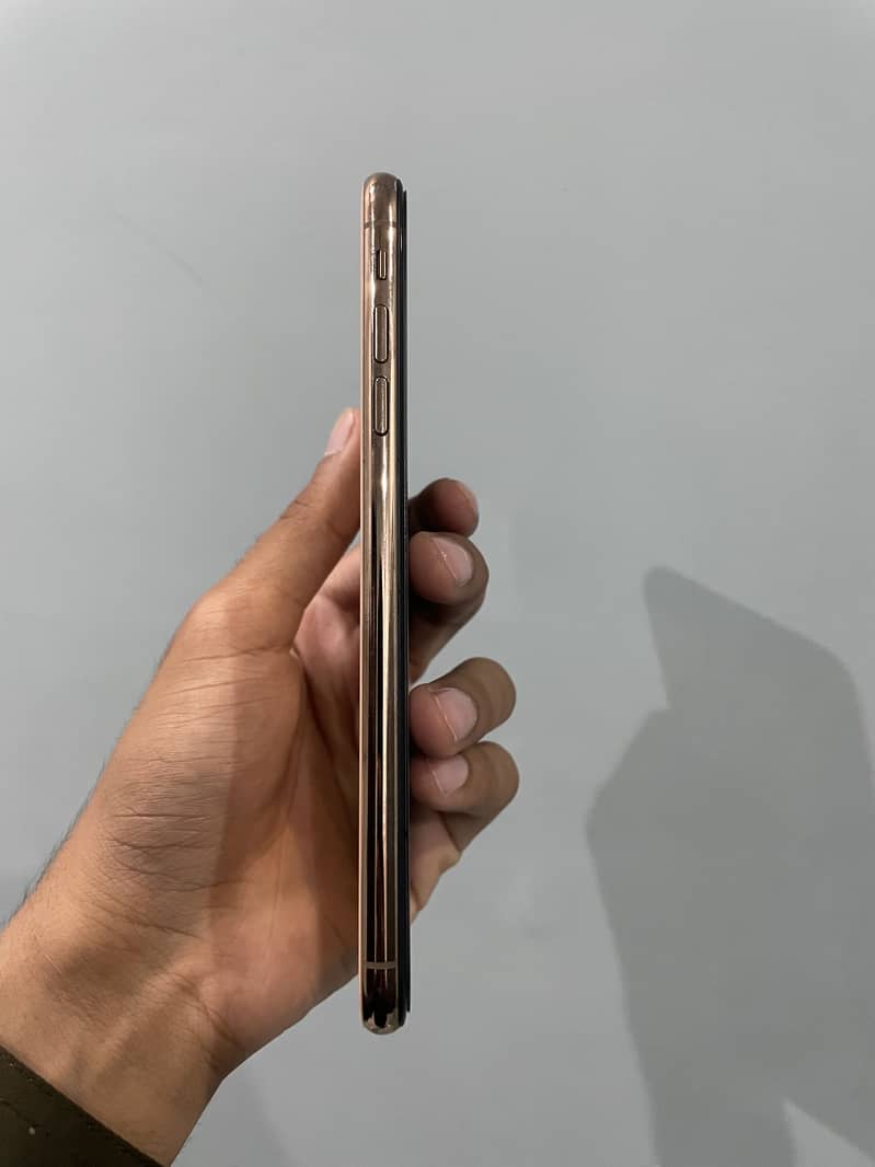 Iphone xs max with box 10