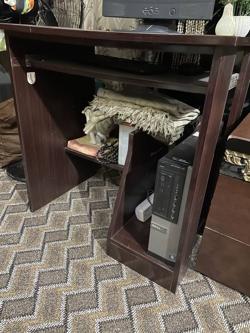 Computer table 0