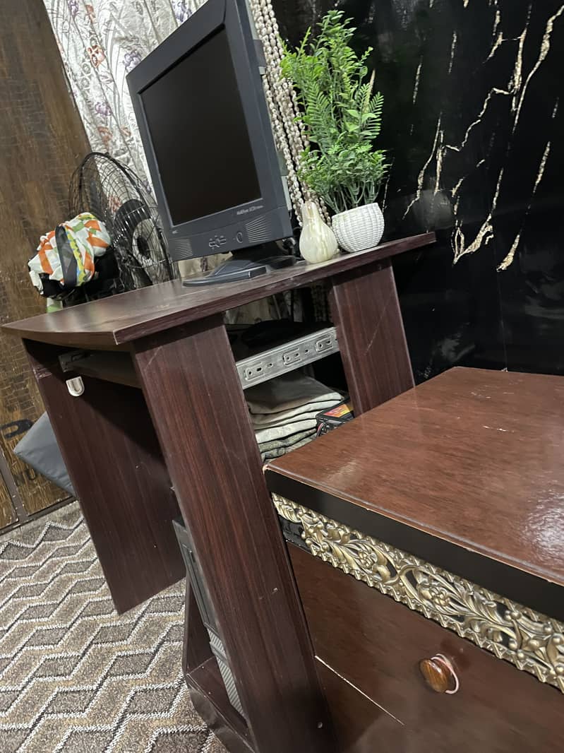 Computer table 1
