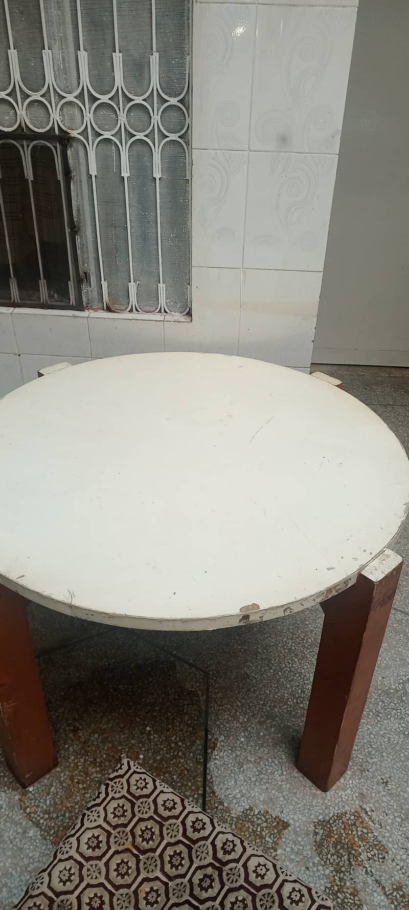 Round Dining Table 0