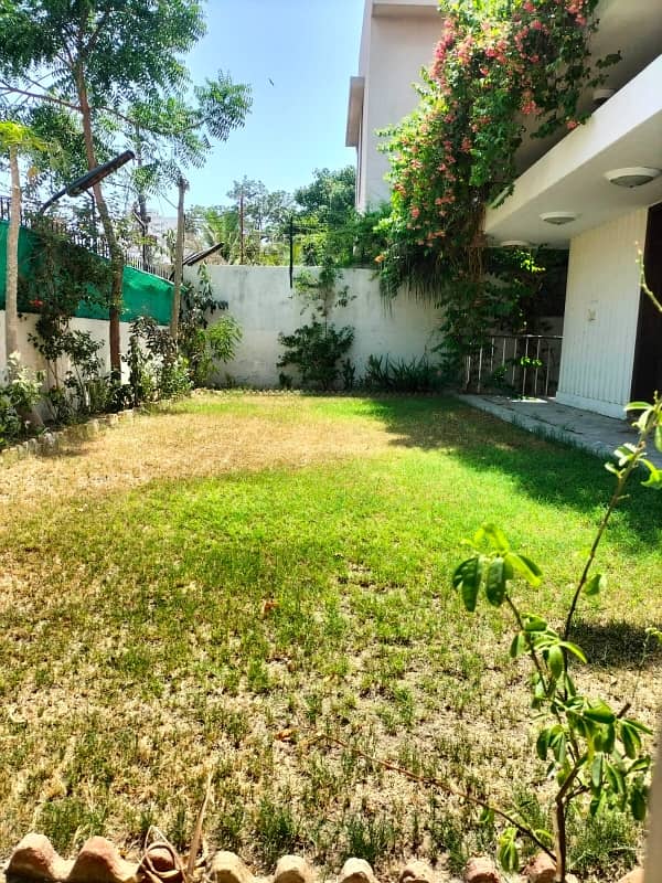 PLOT FOR SALE AT MAIN PECHS BLOCK 2 5