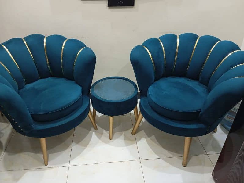 2 Sofas and 1 table set 0