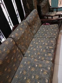 For Sale – 5 Seater Lakri Ka Sofa Set (Traditional Style)
