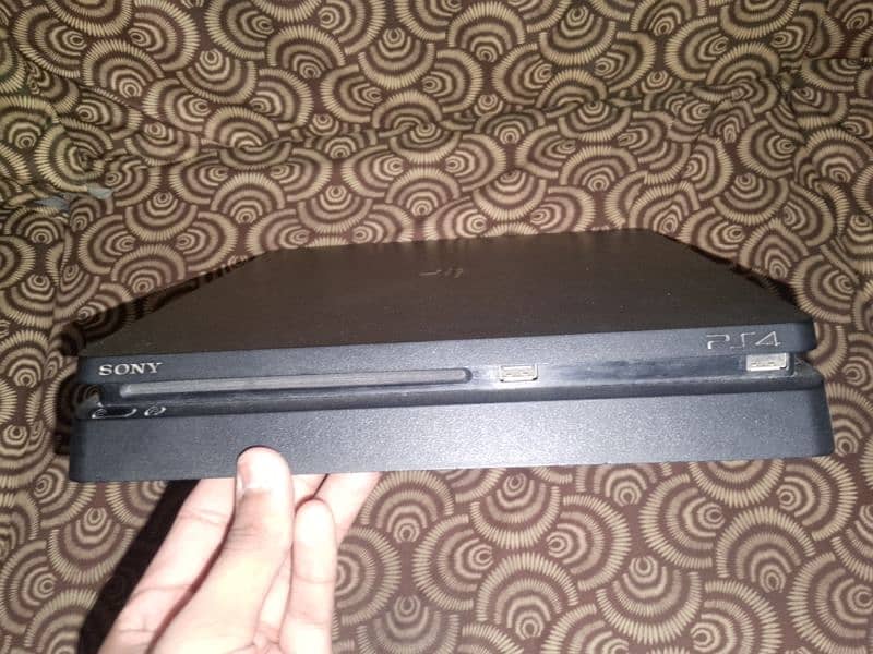 PS4 SLIM 1TB SEAL PACK COMDITION 10/10 JAILBREAK WITH 18 GAMES INSTALL 2