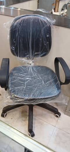 2 computer chairs and 4 visitor chair for sale