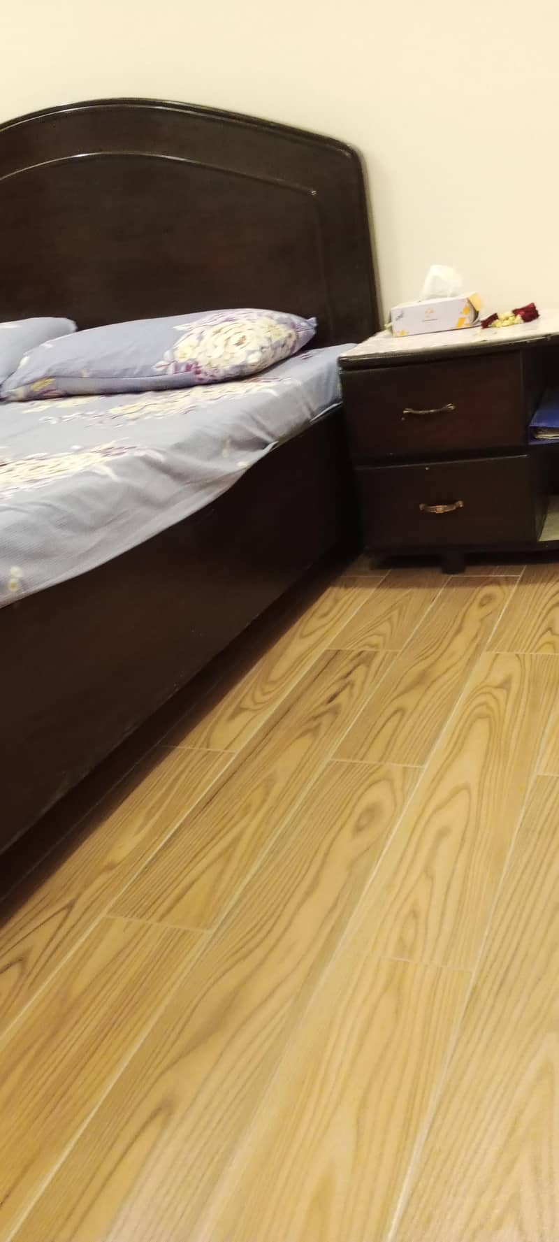 queen bed with side tables 9