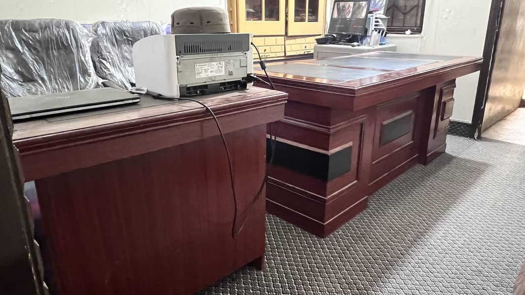 10 x 10 condition One double one computer table to chairs 2