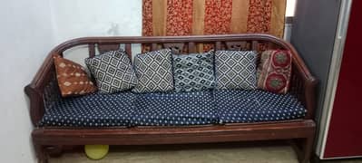 5 seater sofa hai.    Pure lakri ka hai.