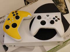 Xbox Series S 512 GB with Two Controllers