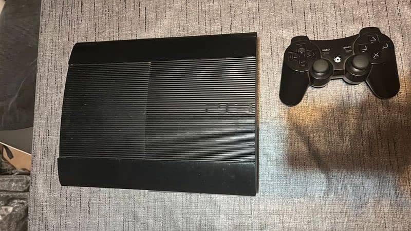 PS3 SUPER SLIM WITH GAME AND CONTROLLER 0