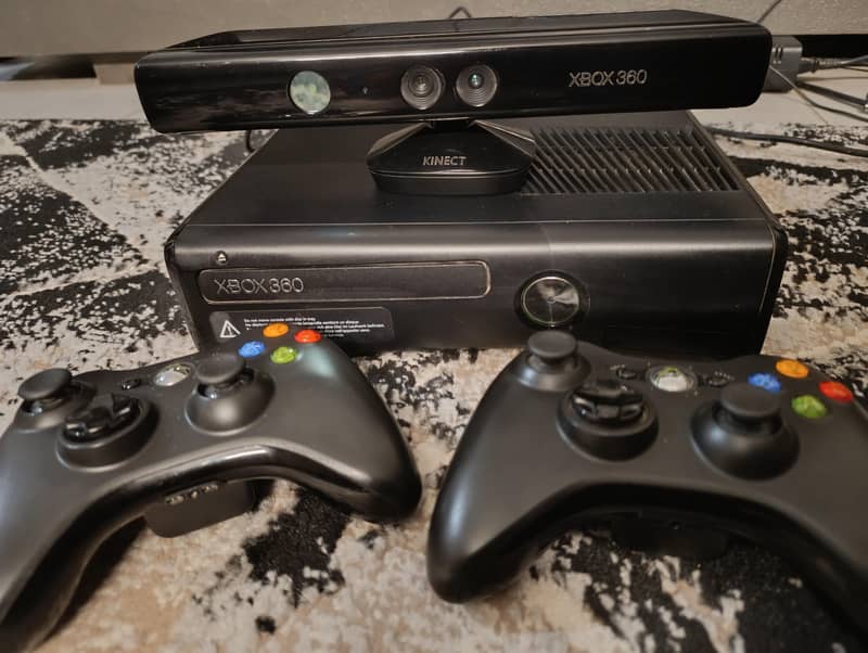Xbox 360 with 2 Controllers and Kinect Sensor 0