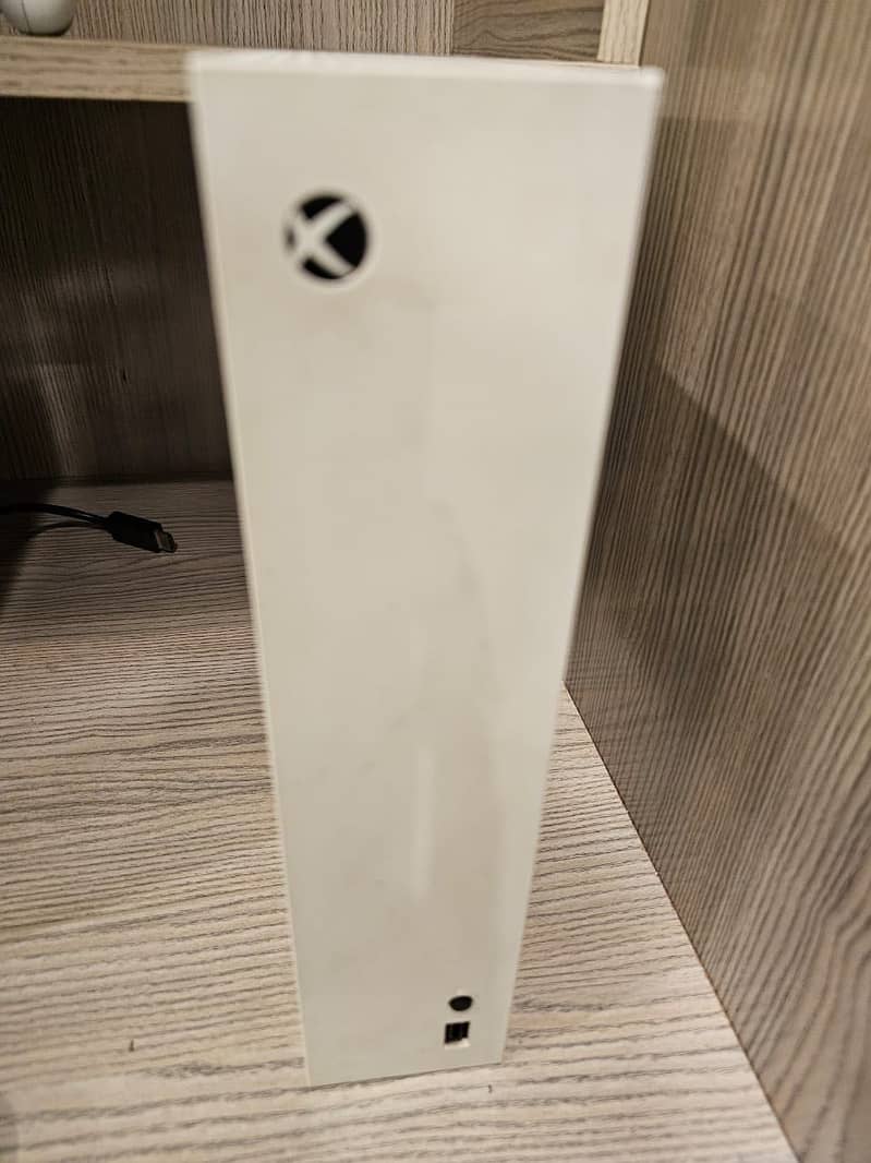 Series S 512 gb with 2 controllers and box 4