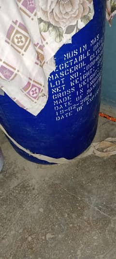 1 Drum, 2 Gellan Or Kitchen Crokery Stand